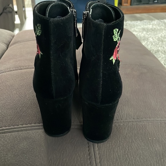 ISAAC MIZRAHI NWOT Black with Flower Design Velour Style Heeled Booties Size 9 - Picture 4 of 12